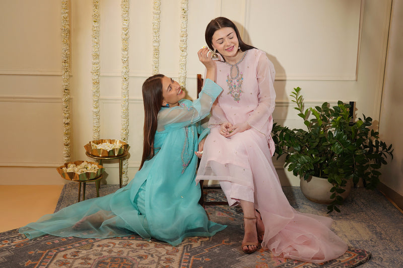 The paradisiacal weaves of multi-colored embroidery